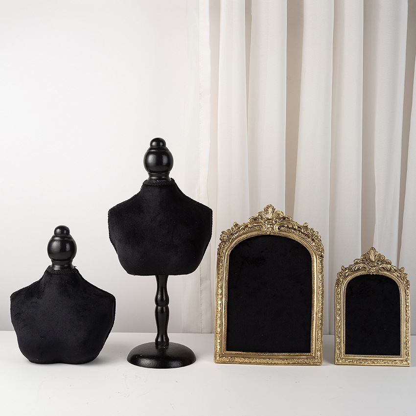 Black Velvet Bust Form Jewelry - مراجعة Body Jewelry In Store وسعره